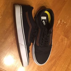 Men’s Vans black sneaker with leather detail